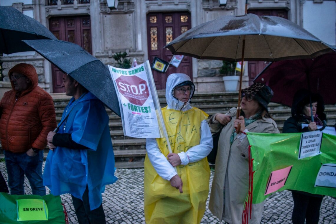 Professores em protesto em frente à Câmara de Leiria