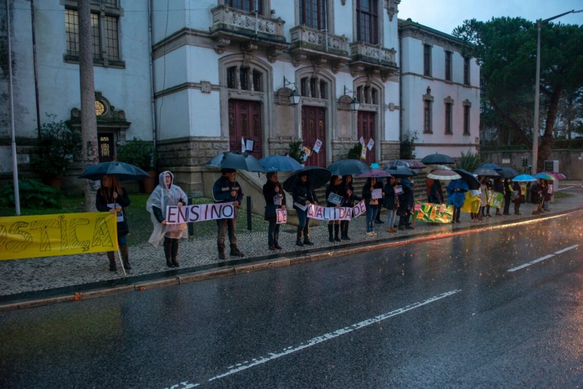 Professores em protesto em frente à Câmara de Leiria