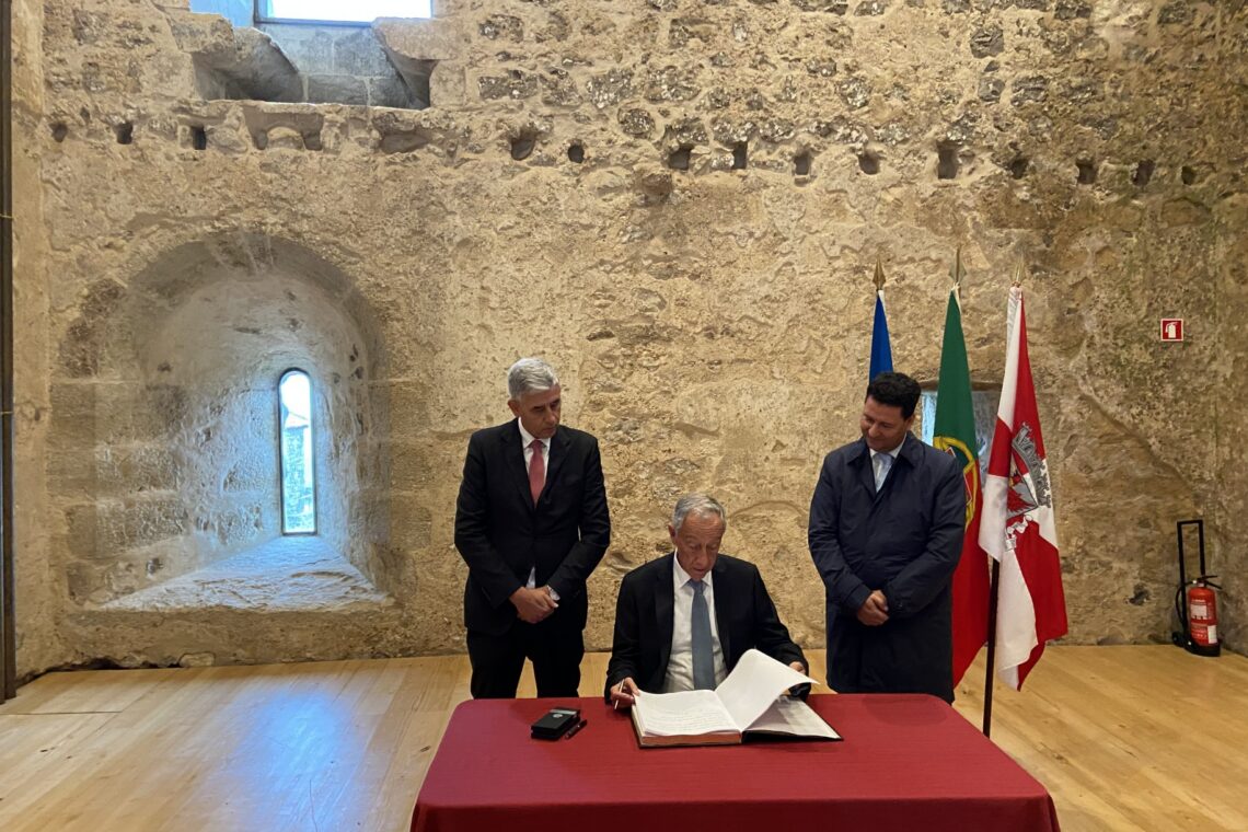 Marcelo Rebelo de Sousa visitou hoje uma casa destruída pelo incêndio e uma exposição no Castelo de Ourém