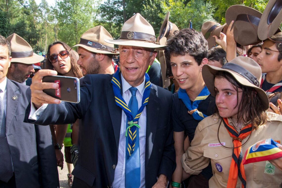 Marcelo vestiu a farda de escoteiro em Leiria e tirou “marselfies” (com galeria)