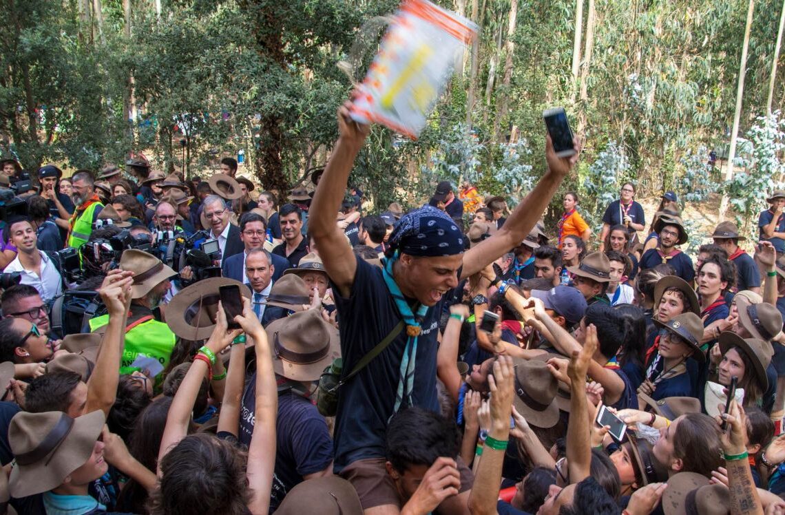 Marcelo vestiu a farda de escoteiro em Leiria e tirou “marselfies” (com galeria)