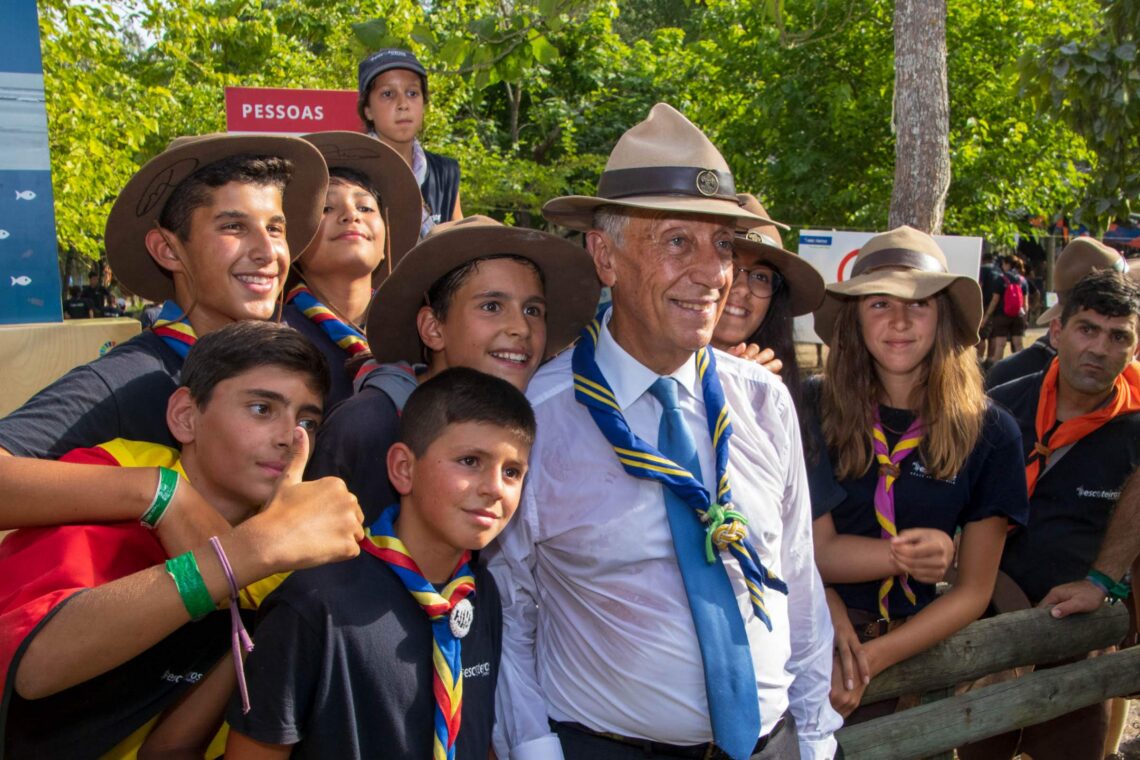 Marcelo vestiu a farda de escoteiro em Leiria e tirou “marselfies” (com galeria)