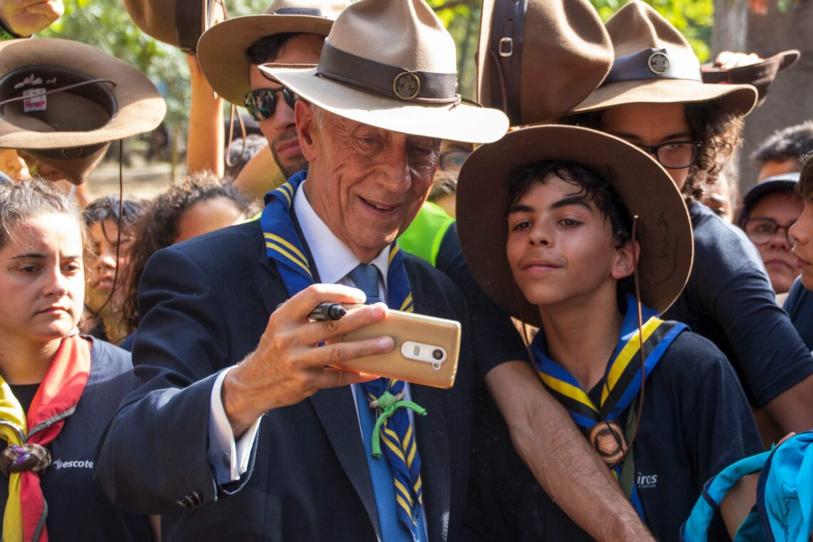 Marcelo vestiu a farda de escoteiro em Leiria e tirou “marselfies” (com galeria)