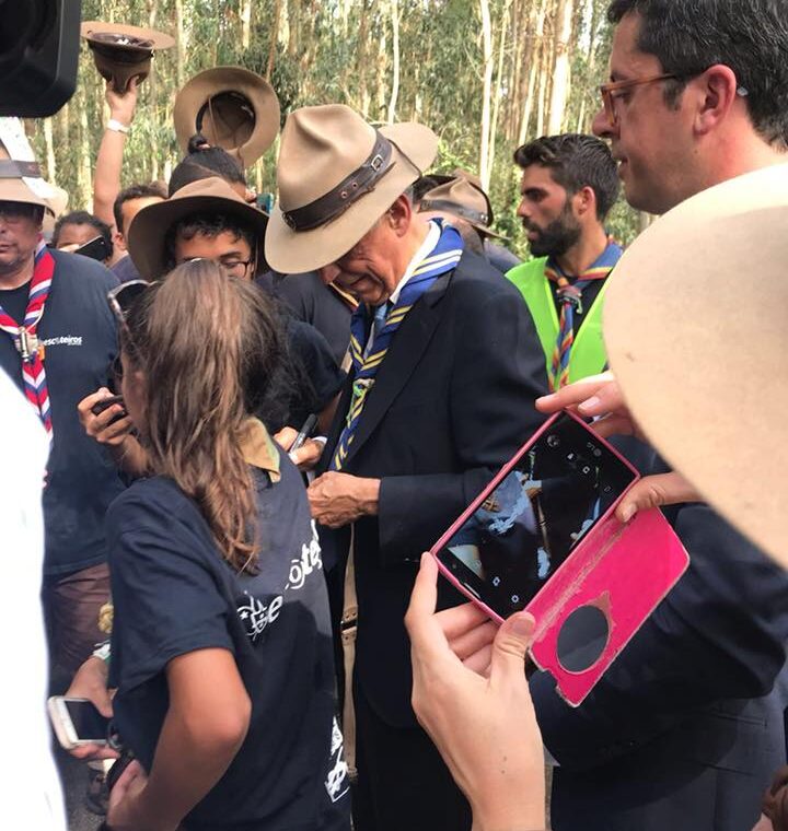 Marcelo vestiu a farda de escoteiro em Leiria e tirou “marselfies” (com galeria)