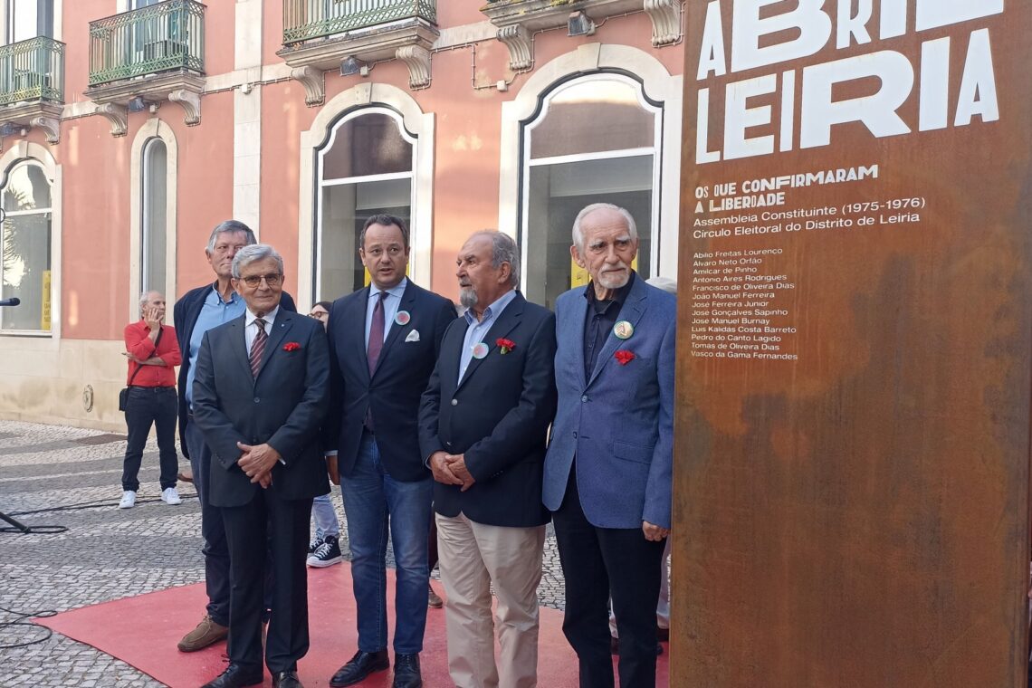 (A partir da direita) Álvaro Órfão, Aires Rodrigues e Pedro Lagido, deputados constituintes, com representes da câmara e da URAP