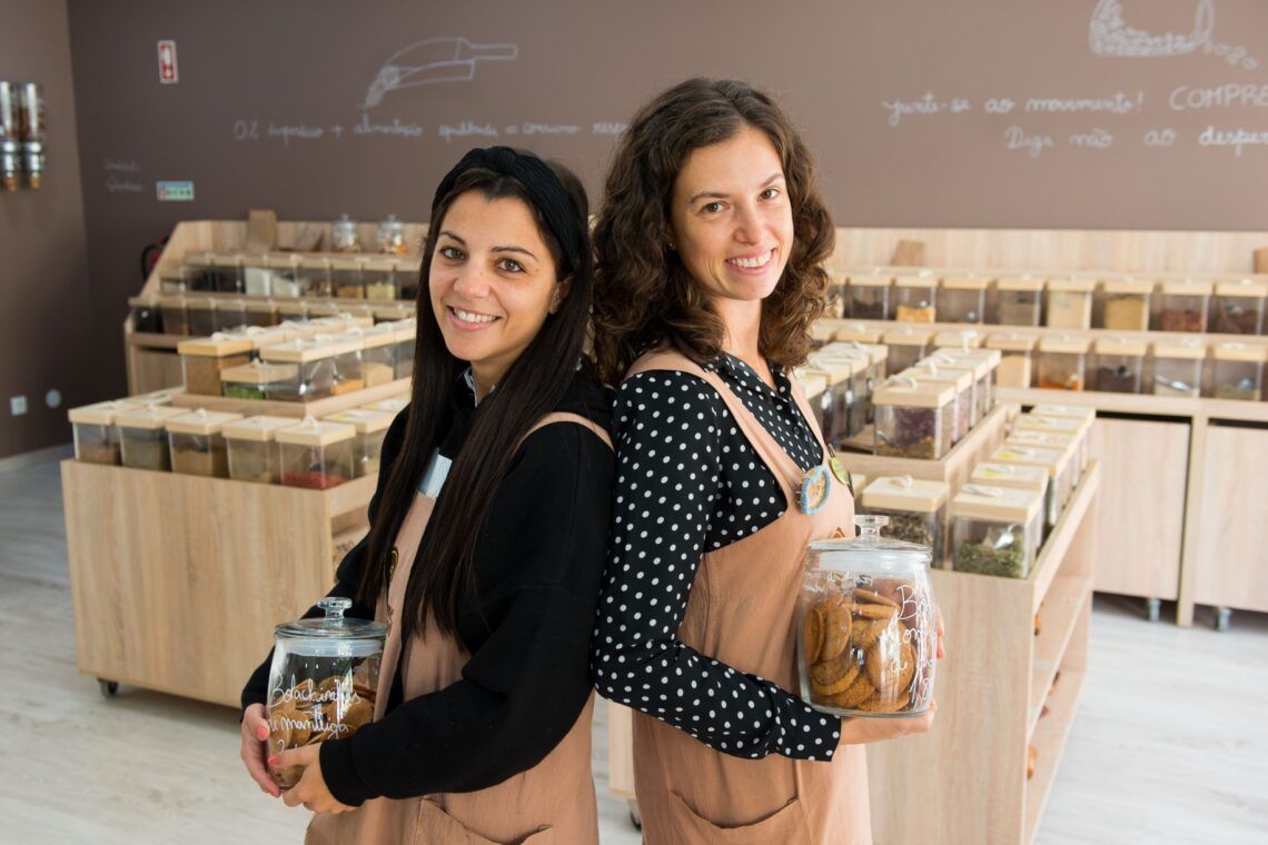 Ângela Pinto e Marta Araújo apostam na economia circular e a granel de produtos saudáveis, na Tudo a Granel, em Leiria