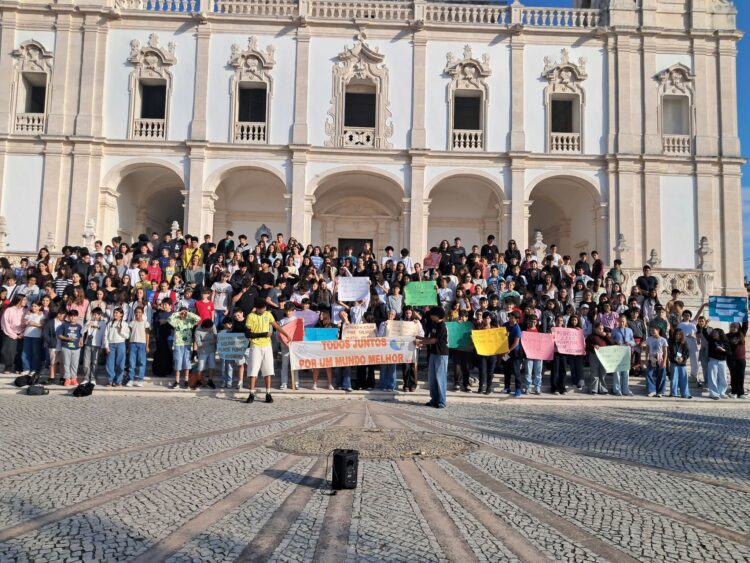 Alunos de Leiria ajudam a criar aviário em São Tomé