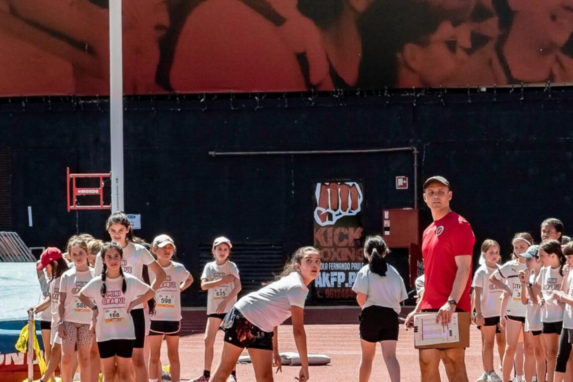 Jovens atletas experimentaram várias disciplinas do atletismo