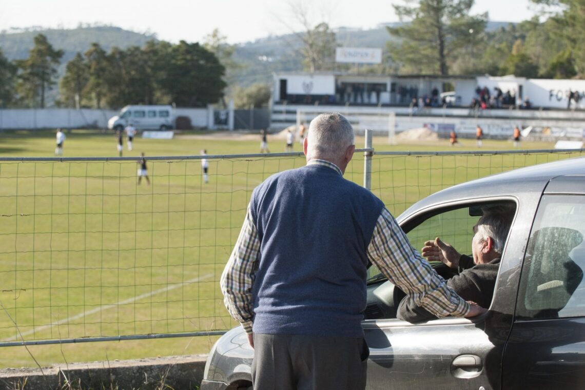 A emoção do futebol no conforto do carro.