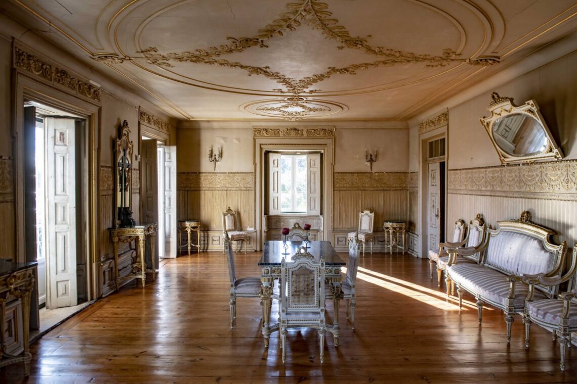 É a primeira vez em mais de dez anos que a companhia com sede em Tomar apresenta em público a peça baseada no conto de Karen Blixen. O cenário é o solar da Quinta do Amparo, em Leiria