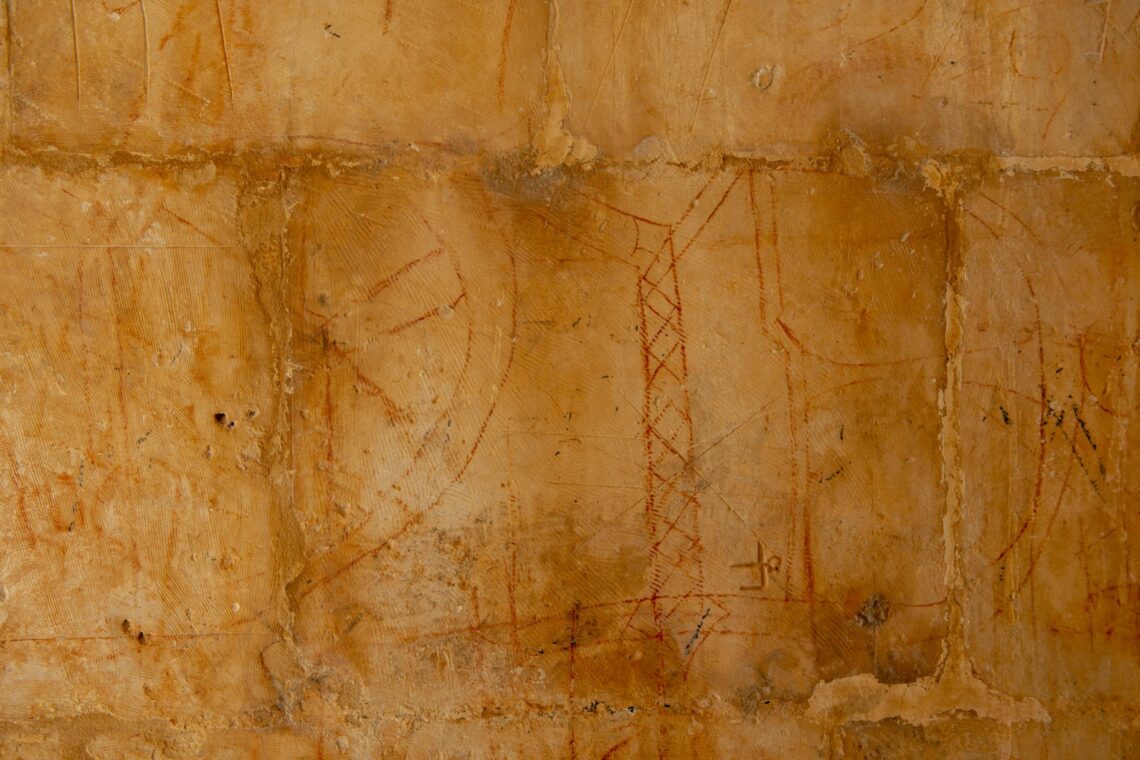 As acções de restauro e limpeza nos claustros mostram os grafitos com renovado esplendor. E há um achado desconhecido até à data: uma grua