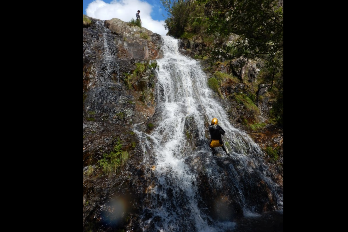 Clube de Leiria pratica canyoning em Castanheira de Pera