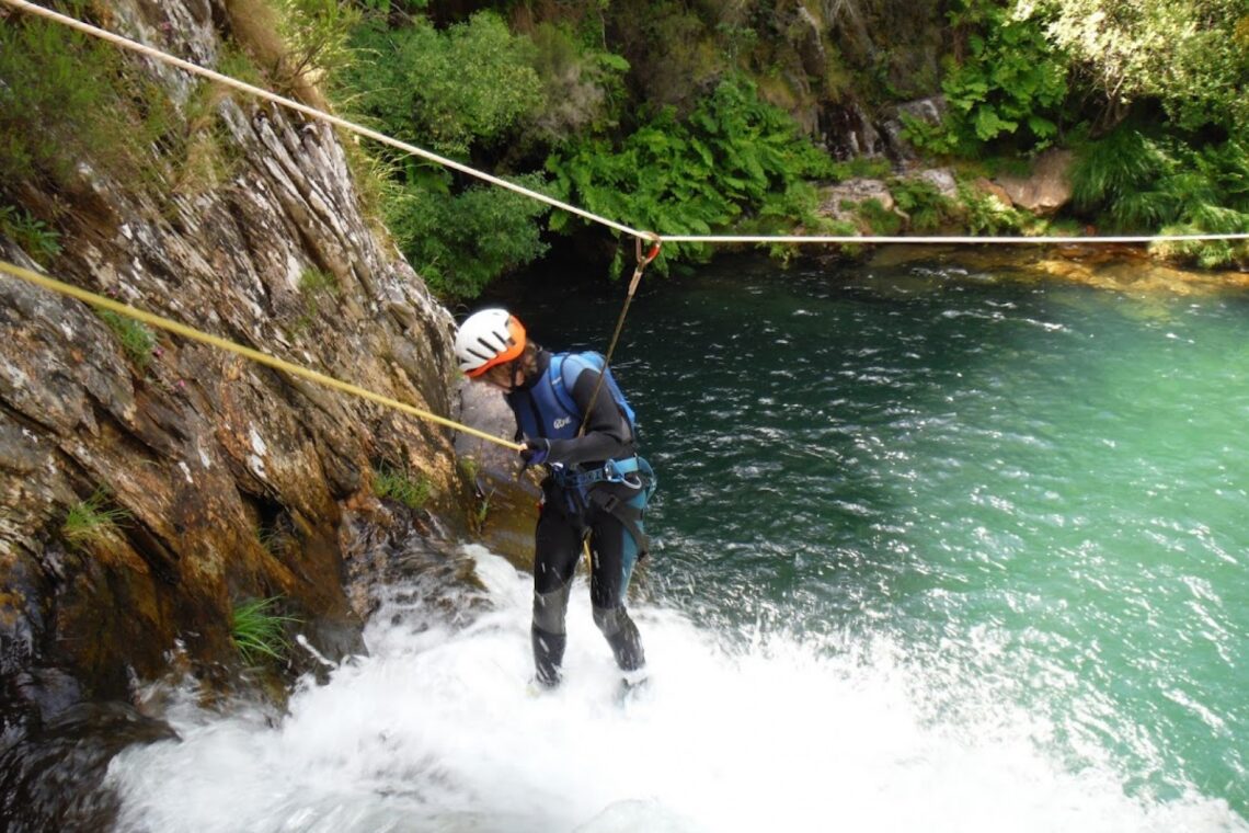 Clube de Leiria pratica canyoning em Castanheira de Pera