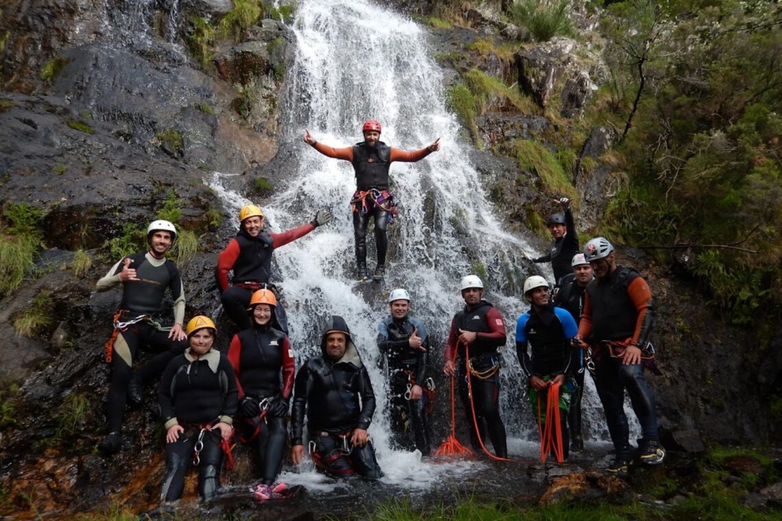 Clube de Leiria pratica canyoning em Castanheira de Pera