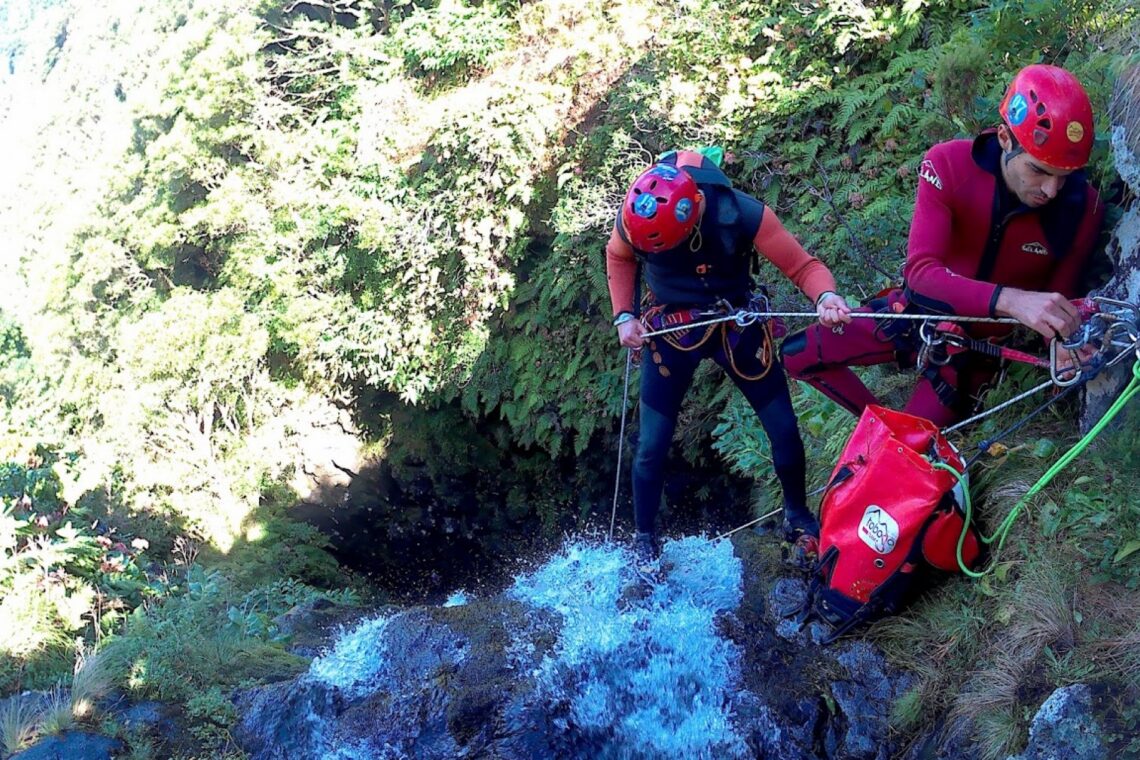 Clube de Leiria pratica canyoning em Castanheira de Pera