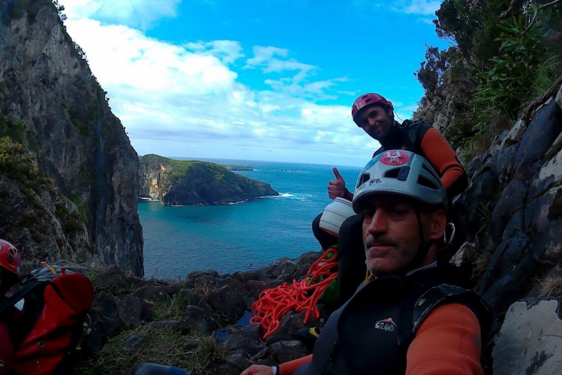 Clube de Leiria pratica canyoning em Castanheira de Pera