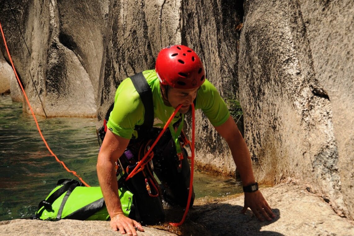 Clube de Leiria pratica canyoning em Castanheira de Pera