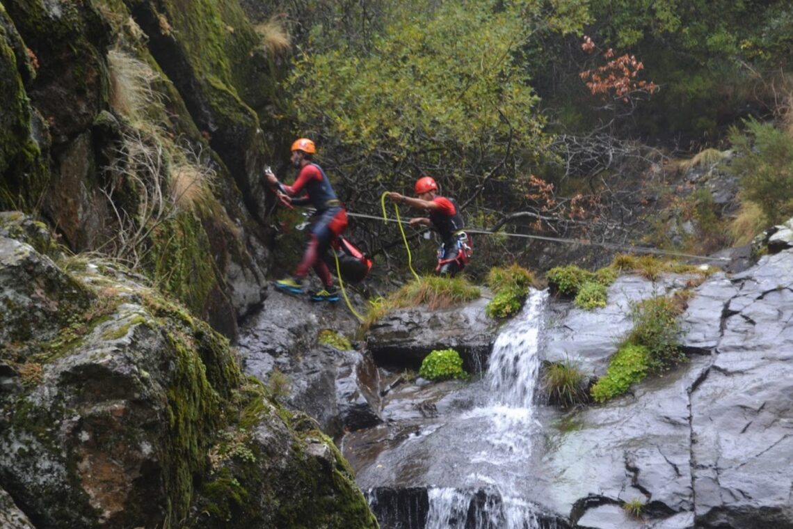 Clube de Leiria pratica canyoning em Castanheira de Pera