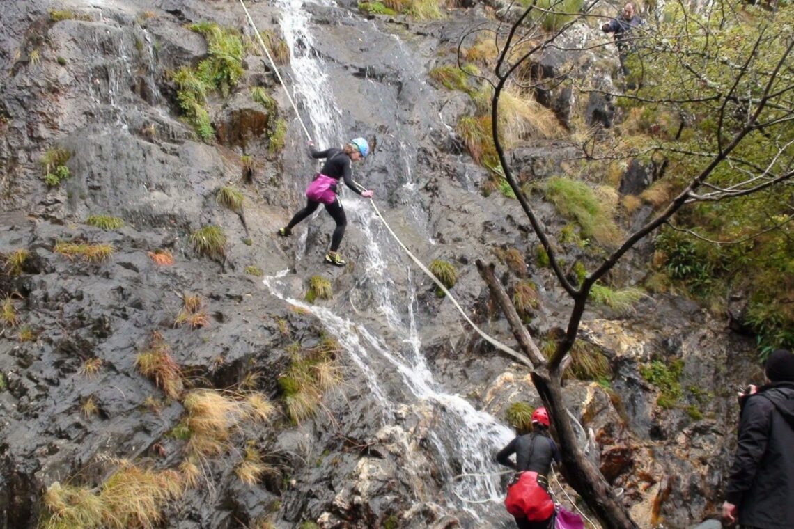 Clube de Leiria pratica canyoning em Castanheira de Pera