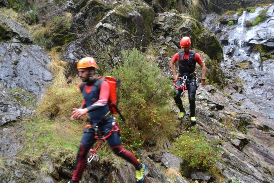 Clube de Leiria pratica canyoning em Castanheira de Pera