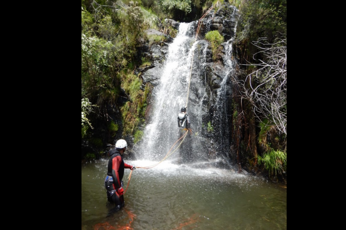 Clube de Leiria pratica canyoning em Castanheira de Pera