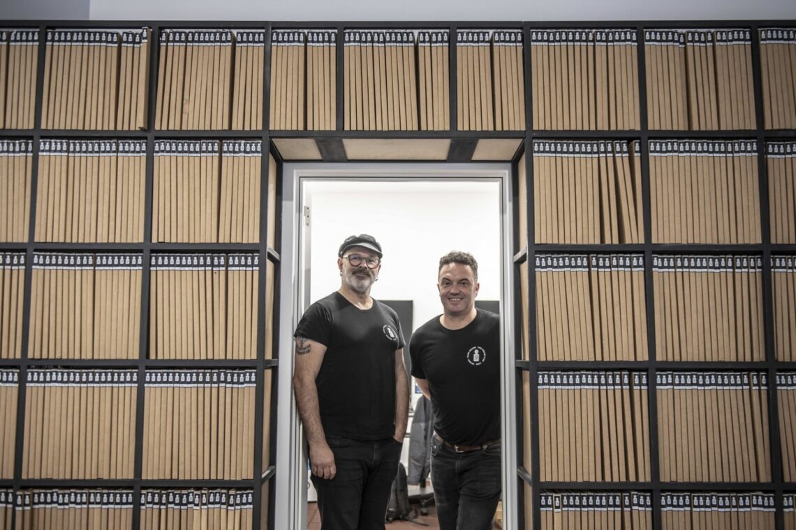 Carlos Matos e Hugo Ferreira nas instalações da Grama Pressing: cada um deles colecciona mais de 10 mil discos (em todos os formatos)