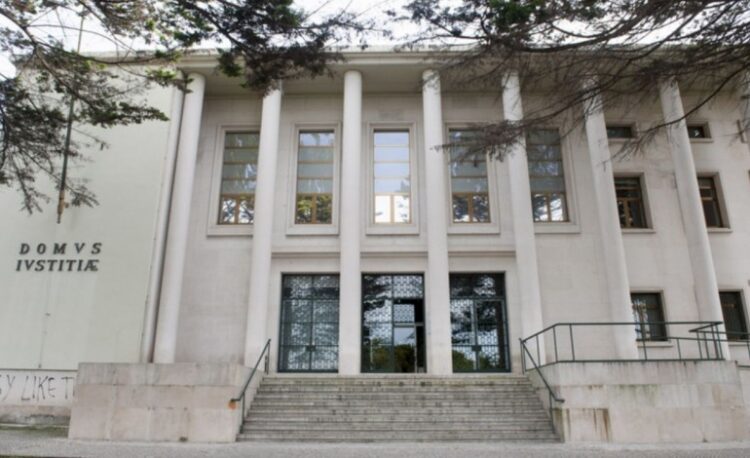 Casal suspeito de centenas de crimes sexuais julgado no Tribunal de Leiria