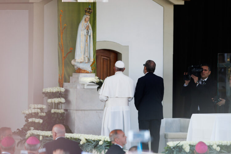 Em 2017, Francisco ofereceu uma rosa de ouro