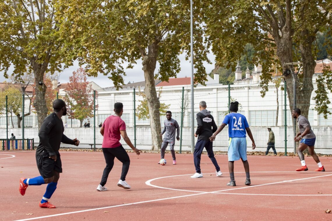 A vida no Parque do Avião acorda a diferentes velocidades, com as famílias a darem lugar aos grupos de desporto colectivo