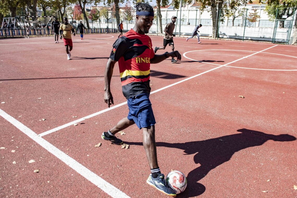 A vida no Parque do Avião acorda a diferentes velocidades, com as famílias a darem lugar aos grupos de desporto colectivo