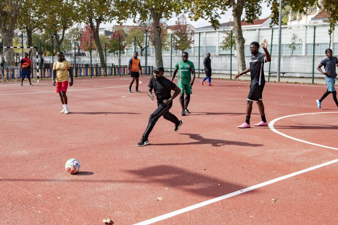 A vida no Parque do Avião acorda a diferentes velocidades, com as famílias a darem lugar aos grupos de desporto colectivo