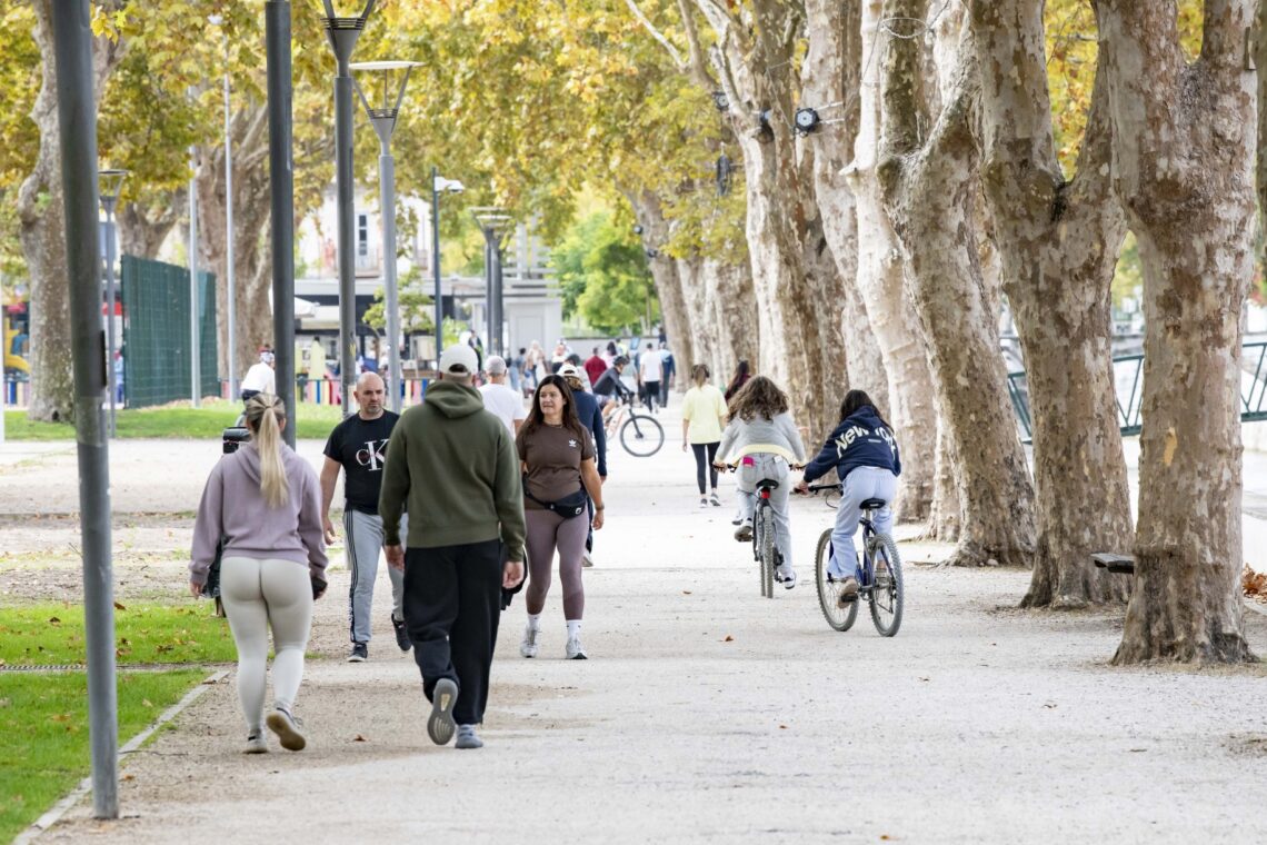 A vida no Parque do Avião acorda a diferentes velocidades, com as famílias a darem lugar aos grupos de desporto colectivo