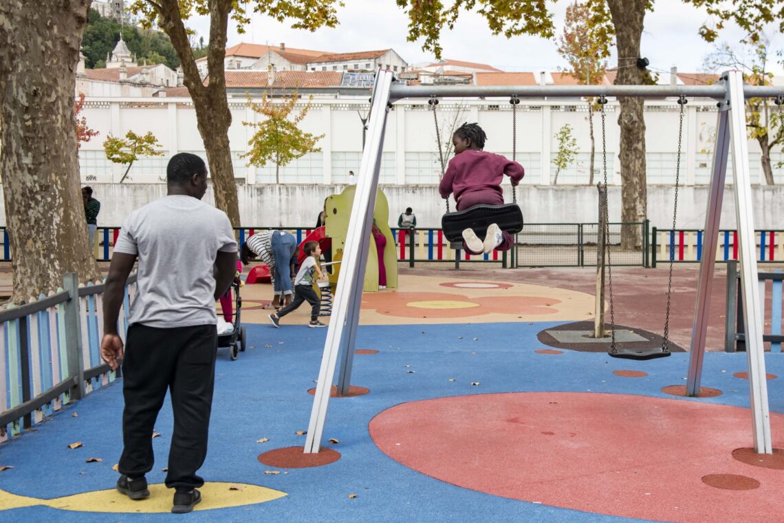 A vida no Parque do Avião acorda a diferentes velocidades, com as famílias a darem lugar aos grupos de desporto colectivo