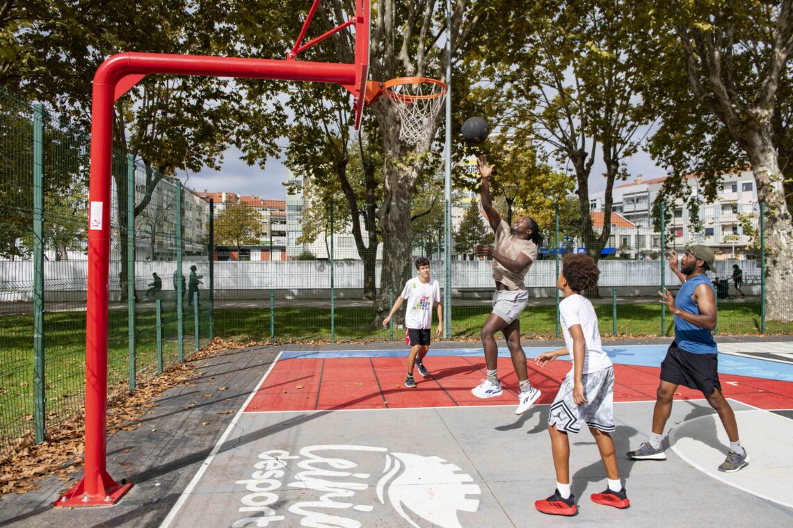 A vida no Parque do Avião acorda a diferentes velocidades, com as famílias a darem lugar aos grupos de desporto colectivo