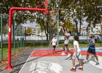 A vida no Parque do Avião acorda a diferentes velocidades, com as famílias a darem lugar aos grupos de desporto colectivo