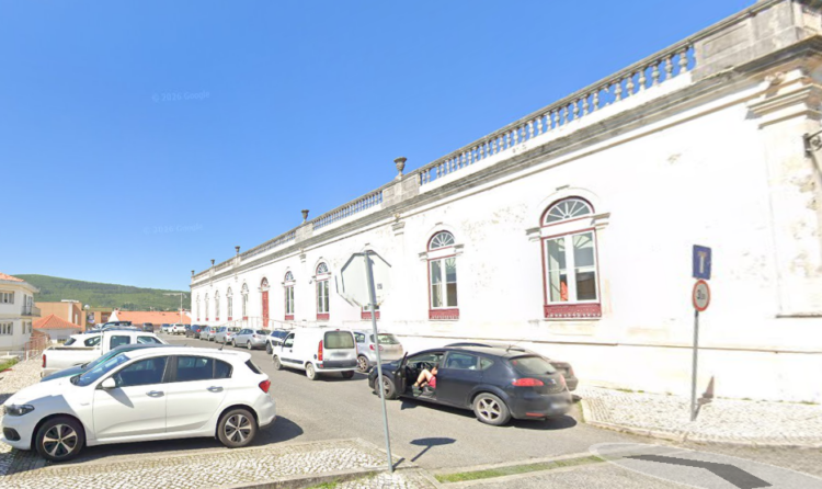 Porto de Mós vai pôr parque de estacionamento junto à câmara a pagar