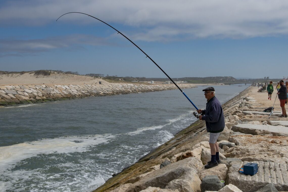 O mar não estava bom para a pesca, mas isso não impediu o Manuel, o Carlos e o Honório de cumprirem religiosamente a tradição dos domingos de manhã. Noah e David, pai e filho espanhóis, perderam-se pela primeira vez no paredão da Vieira.