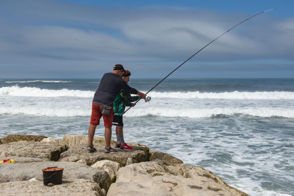 O mar não estava bom para a pesca, mas isso não impediu o Manuel, o Carlos e o Honório de cumprirem religiosamente a tradição dos domingos de manhã. Noah e David, pai e filho espanhóis, perderam-se pela primeira vez no paredão da Vieira.