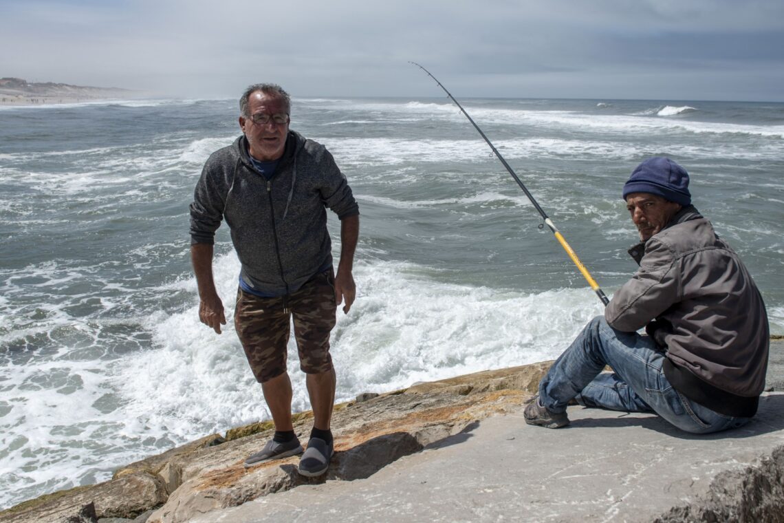 O mar não estava bom para a pesca, mas isso não impediu o Manuel, o Carlos e o Honório de cumprirem religiosamente a tradição dos domingos de manhã. Noah e David, pai e filho espanhóis, perderam-se pela primeira vez no paredão da Vieira.