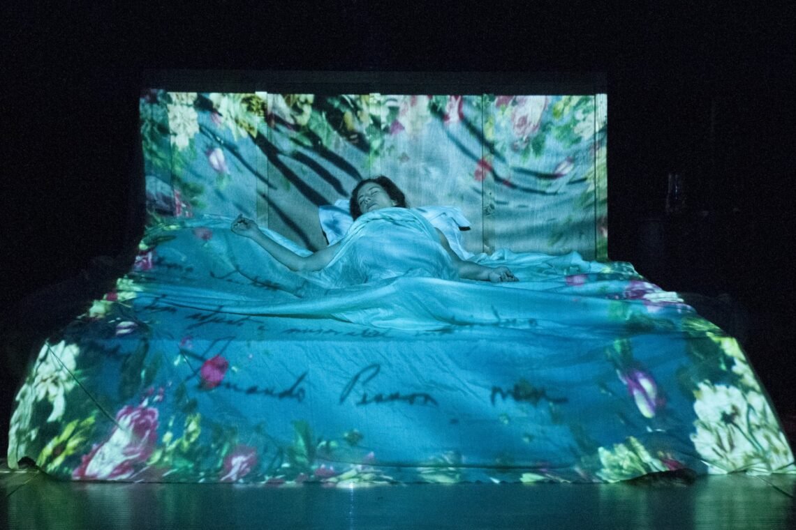 “Na cama com Ofélia”, de Henrique Manuel Bento Fialho, com encenação de Fernando Mora Ramos e interpretação de Marta Taveira, António Parra, Fábio Costa e Ricardo Soares