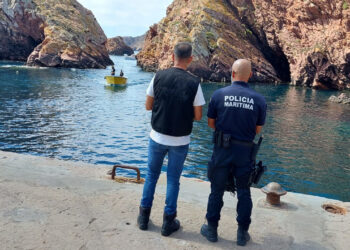 Elementos do Comando da Polícia Marítima de Peniche, bombeiros e INEM deslocaram-se ao local