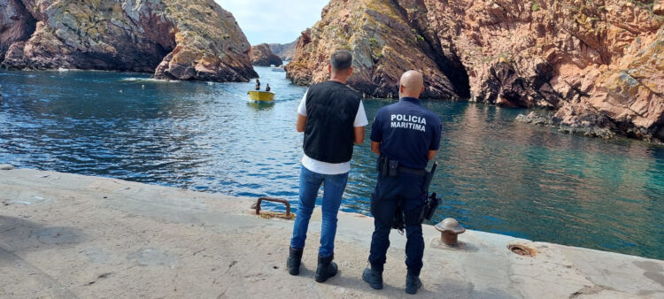 Elementos do Comando da Polícia Marítima de Peniche, bombeiros e INEM deslocaram-se ao local