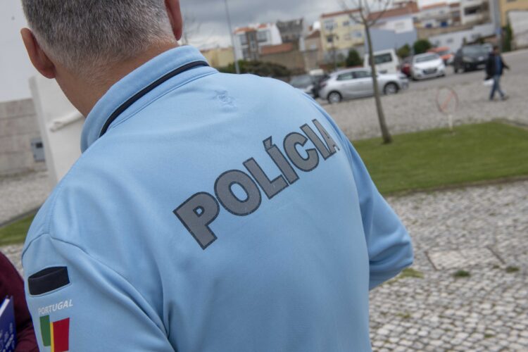 Reincidente em violência doméstica detido após agredir polícia e ameaçar a mulher em Pombal