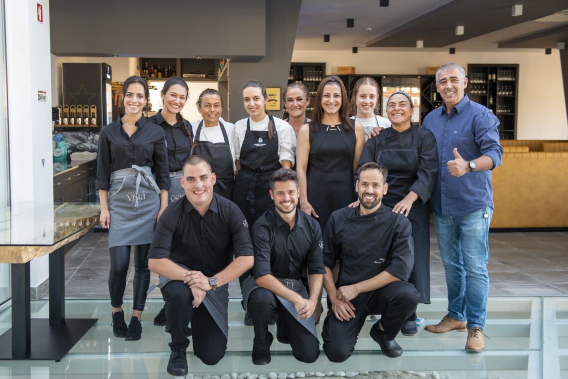 Mário Santos (à direita, de camisa azul) é o proprietário do Ponte Vista, onde a cozinha está entregue ao chef Telmo Coelho (na fila de baixo, à direita)