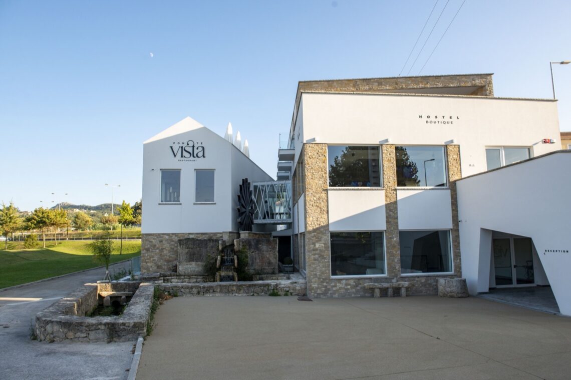 O restaurante está associado ao hostel 5ª Vigia