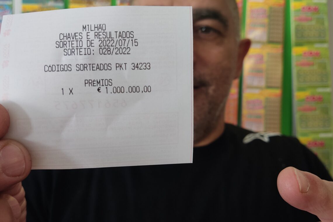 Paulo Cordeiro com a chave vencedora do M1lhão, esta tarde, no café das Cortes
