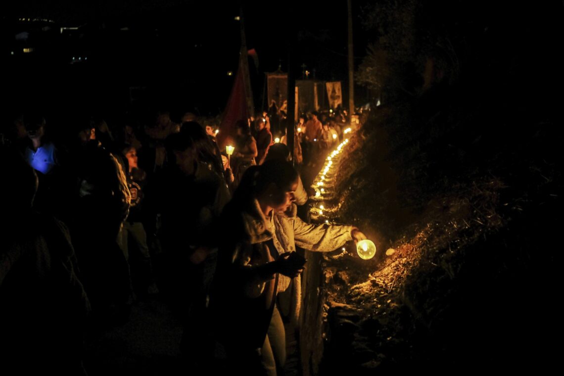 Da procissão iluminada com cascas de caracol, passando pelos muros de pedra e Fátima
