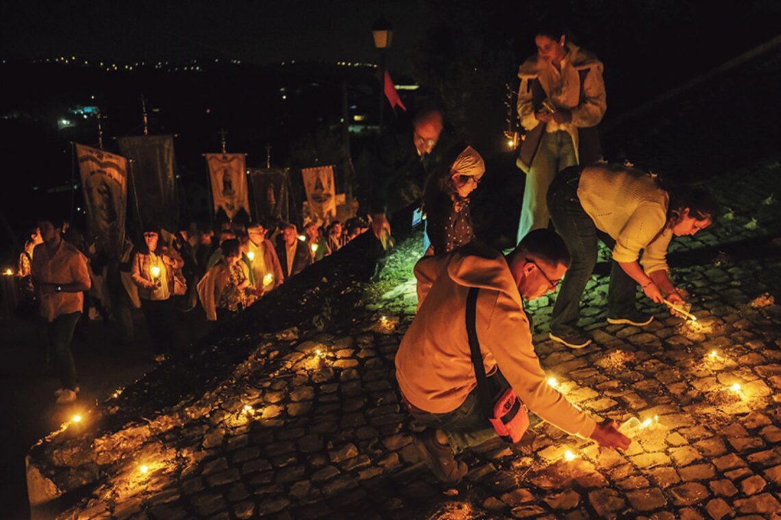 Da procissão iluminada com cascas de caracol, passando pelos muros de pedra e Fátima