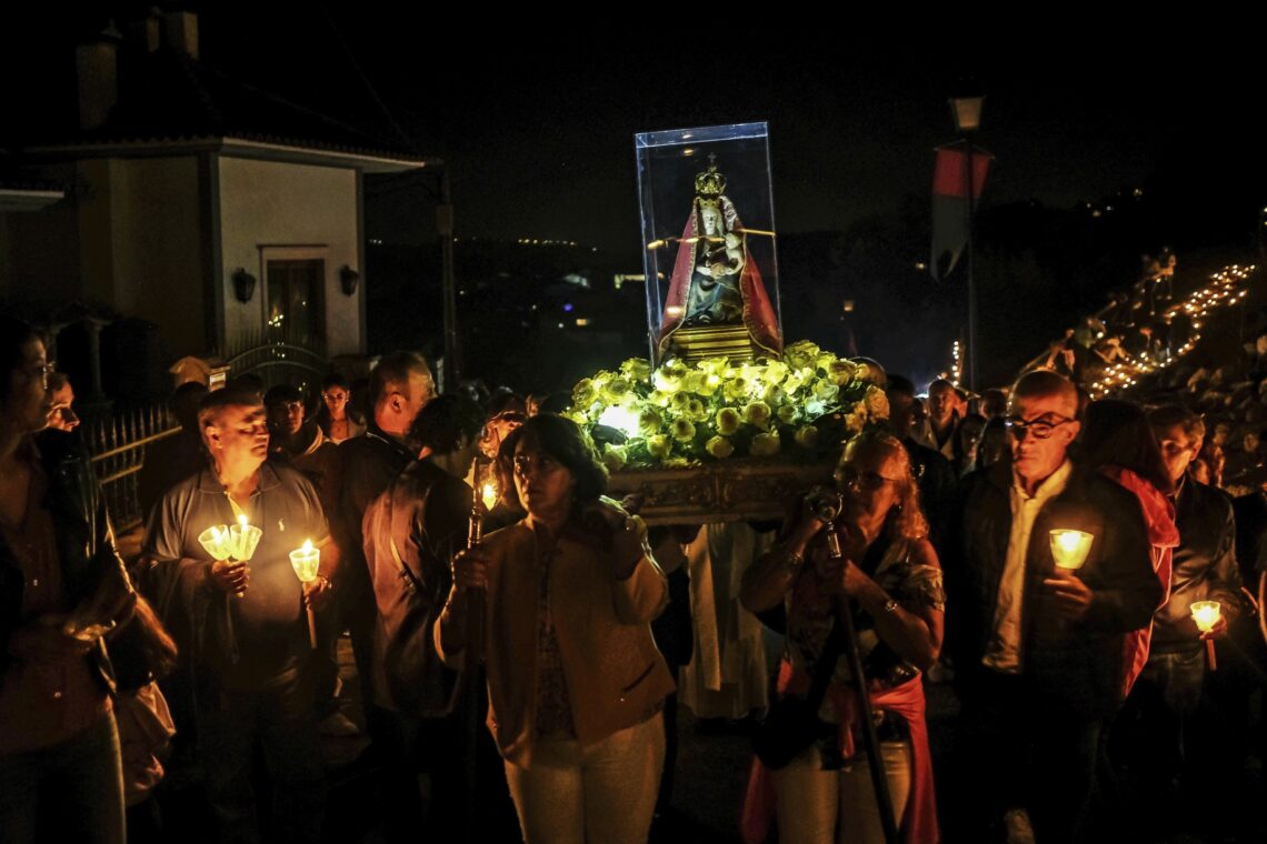 Da procissão iluminada com cascas de caracol, passando pelos muros de pedra e Fátima
