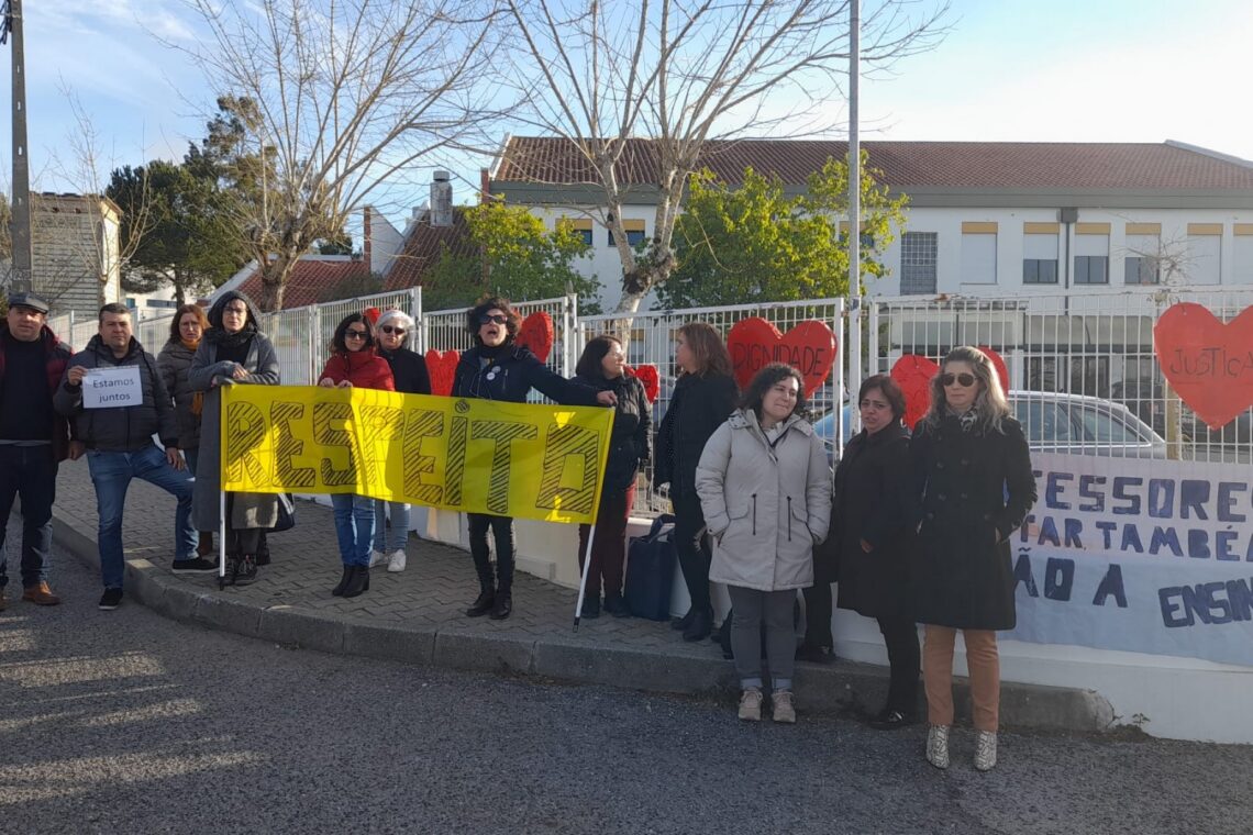 Professores das Colmeias concentraram-se também junto à entrada da escola